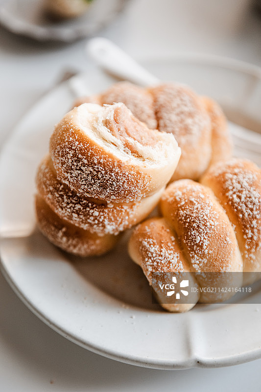 美味的香肠面包搭配白草莓图片素材