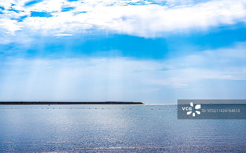 蓝天白云背景映衬下的河北秦皇岛北戴河海滨海水浴场自然景观图片素材