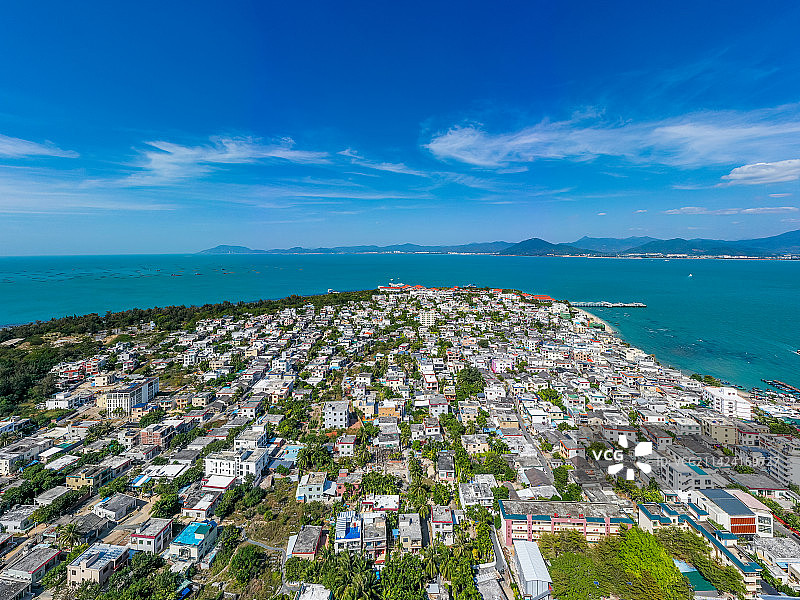航拍海南三亚西岛渔村 热带海岛古村落渔家风情 民宿建筑群 三亚西岛海洋文化旅游区 西瑁洲岛 玳瑁岛图片素材