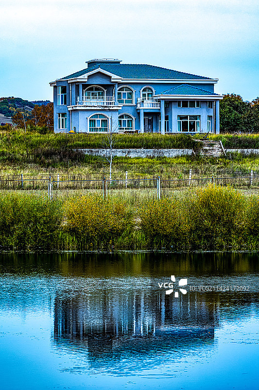 纯净蓝天绿水背景映衬中的内蒙古赤峰市克什克滕乌兰布统公主湖秋色自然倒影景观图片素材