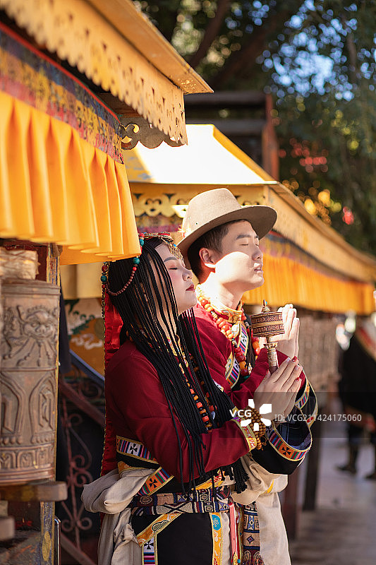 中国拉萨布达拉宫的少数民族藏族情侣图片素材