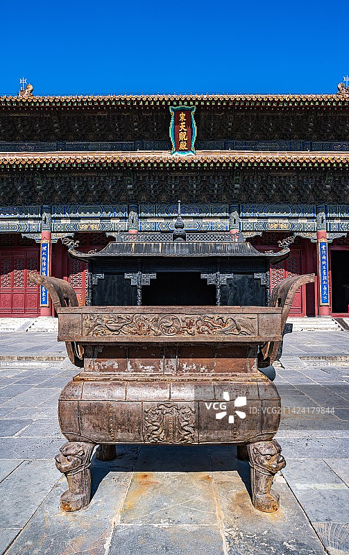 纯净蓝天背景下的中国山东泰安泰山岱庙风景区宋天贶殿建筑景观图片素材