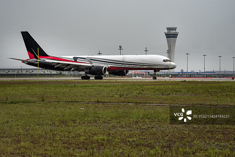 7月17日，一架顺丰航空全货机在花湖机场塔台前滑过。图片素材