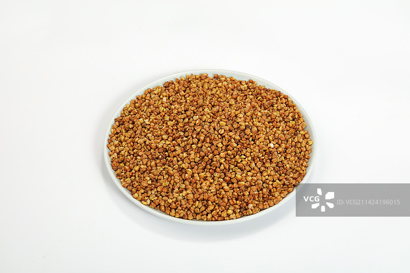 黑苦荞茶在白色背景上图片素材