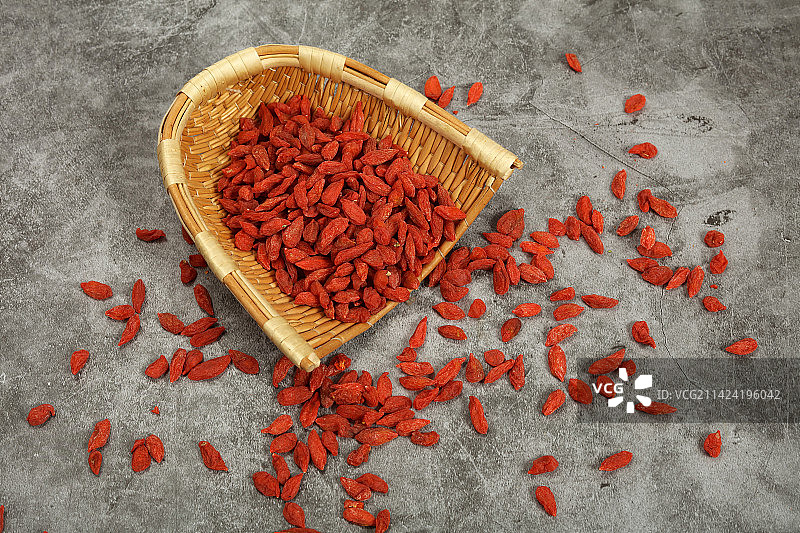 簸箕里的枸杞图片素材