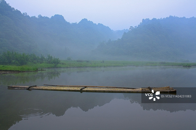 四川雅安望鱼海子山水面的竹排图片素材