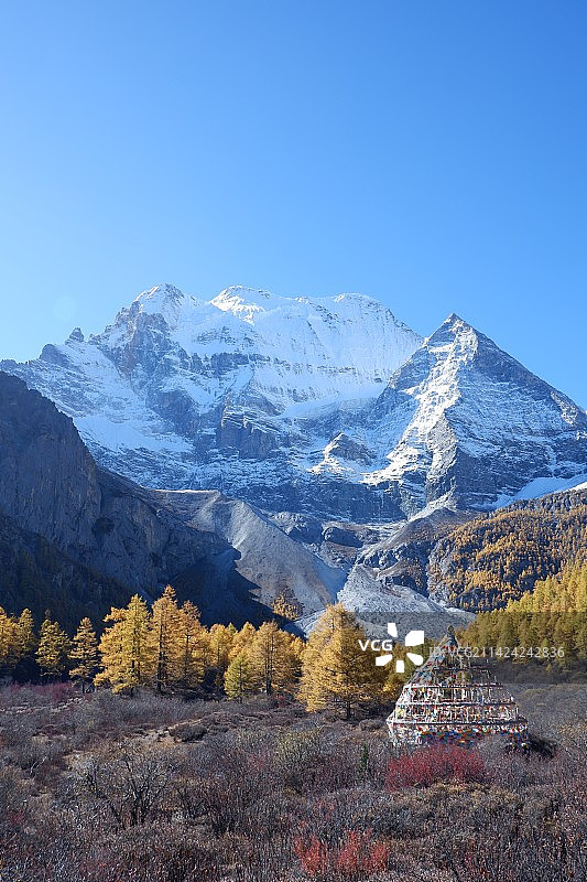 四川甘孜稻城亚丁，仙乃日神山下的经幡塔图片素材