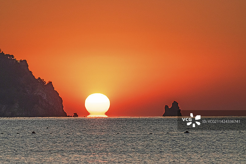 青岛石老人海上日出图片素材