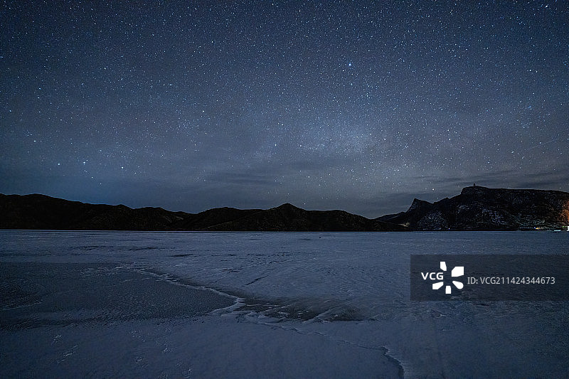 星空映衬下的雪山美景图片素材