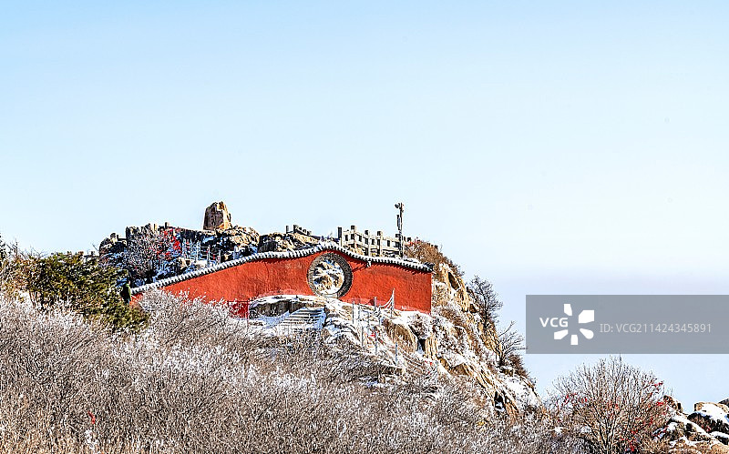 纯净蓝天白雪背景下的中国山东泰安泰山风景区瞻鲁台红墙建筑景观图片素材
