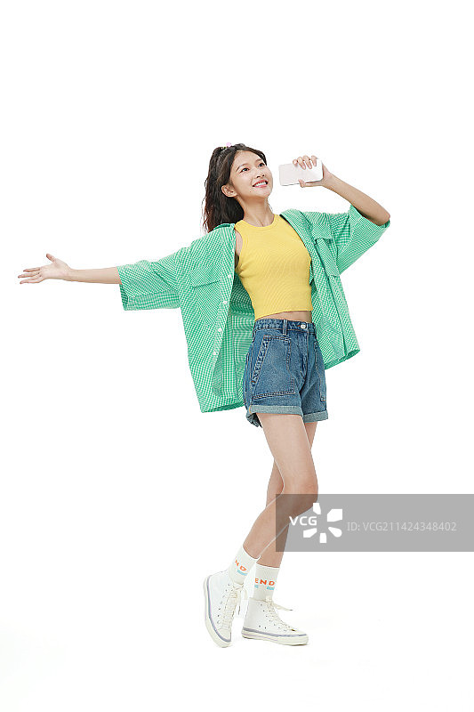 拿着手机语音的美少女图片素材