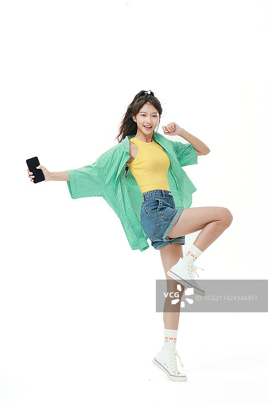 拿着手机语音的美少女图片素材