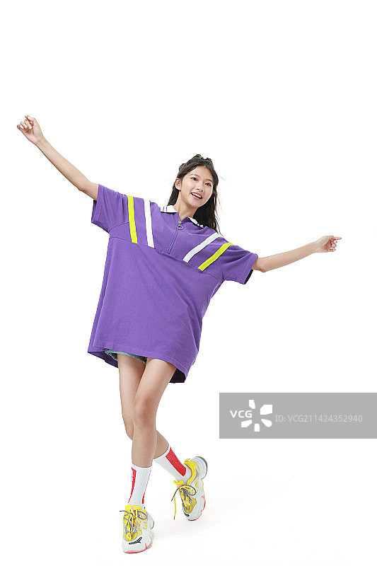 蹦蹦跳跳的美少女图片素材