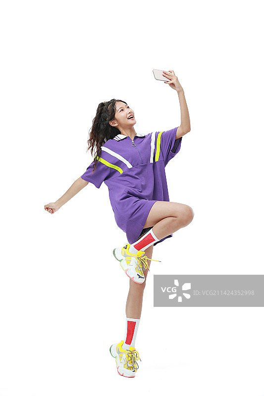 手拿手机玩视频的美少女图片素材