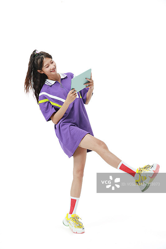 手拿平板电脑的美少女图片素材