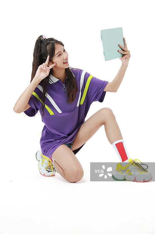 手拿平板电脑的美少女图片素材