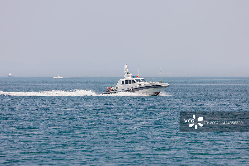 海面上的巡逻快艇图片素材