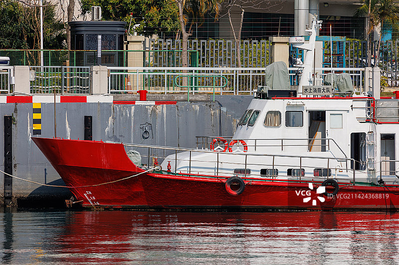 海边停泊待命的水上消防救援船图片素材
