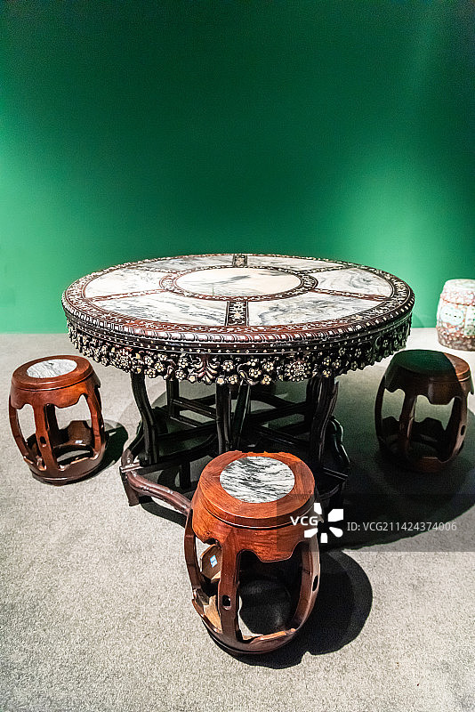 清代红木家具八仙桌组合图片素材