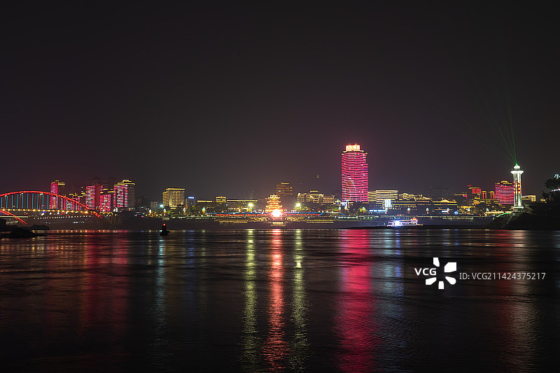 临江城市现代建筑和古代建筑夜景图片素材