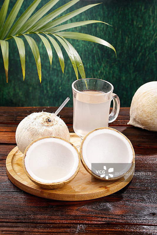 深底上的牛奶椰皇图片素材