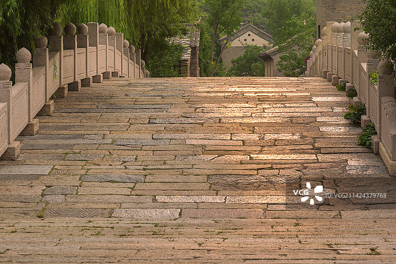 古北水镇清晨洒满阳光的石制小桥图片素材