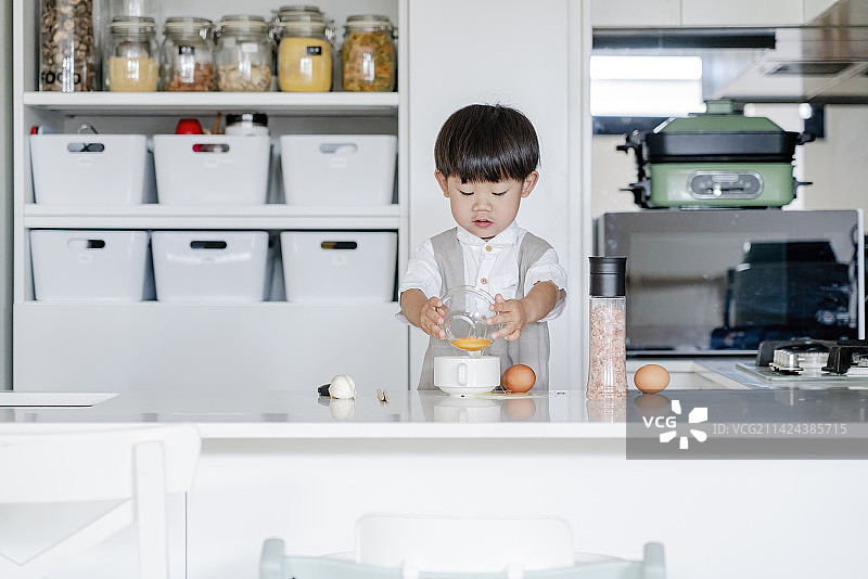 家庭厨房里的可爱小厨师图片素材