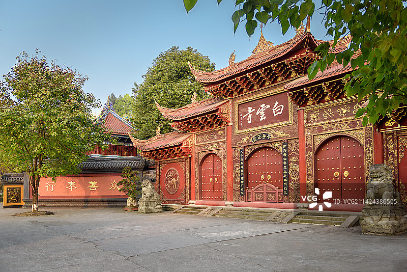 成都新津白云寺大门前干净的地面图片素材