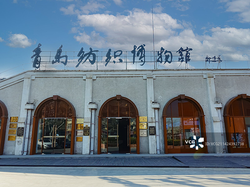 青岛纺织博物馆内的织布机 纺锤 纱线 棉线等早期纺织业设备图片素材