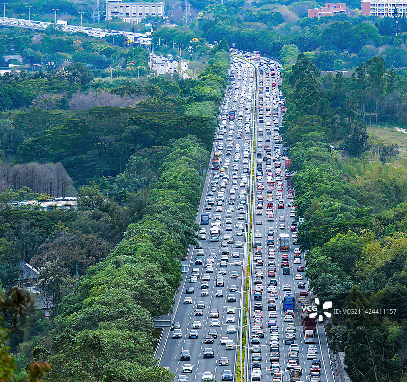 工作日上下班繁忙高峰通勤时间大城市主城区出入口高速公路况复杂双休日交通恶化拥堵车龙车流延绵几公里堵车图片素材