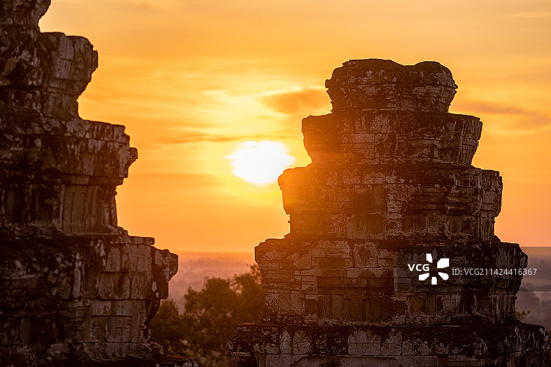 柬埔寨暹粒吴哥窟巴肯山的石雕和日落Phnom Bakheng图片素材