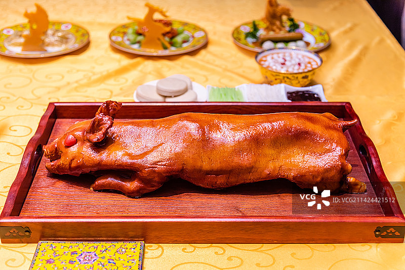 满汉全席之大内烧烤一品烤藏香猪图片素材