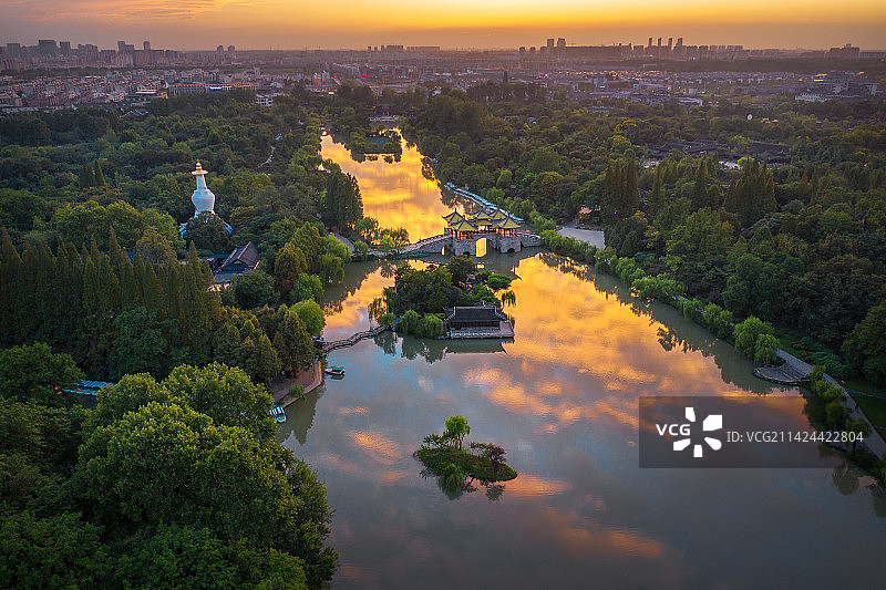 火烧云倒映瘦西湖+江苏省扬州市刊江区瘦西湖风景区图片素材