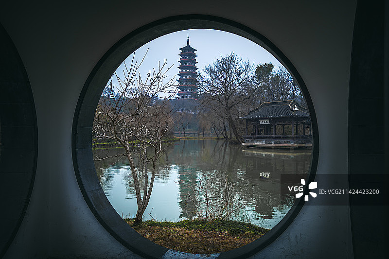 框中一幅画+江苏省扬州市刊江区瘦西湖风景区小吹幽图片素材