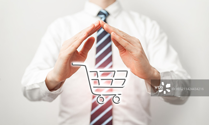 315消费者权益日，一名商务人士在做着保护消费者的手势。图片素材