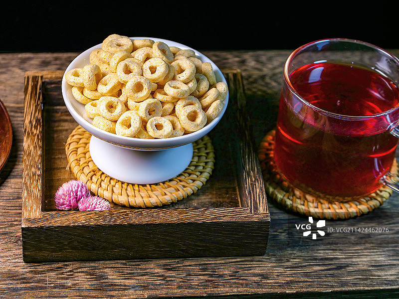 早餐麦片油炸膨化食品谷物圈与苹果汁饮品中国传统背景风格拍摄油炸微波全谷物健康瘦身素食休闲食品松脆零食图片素材