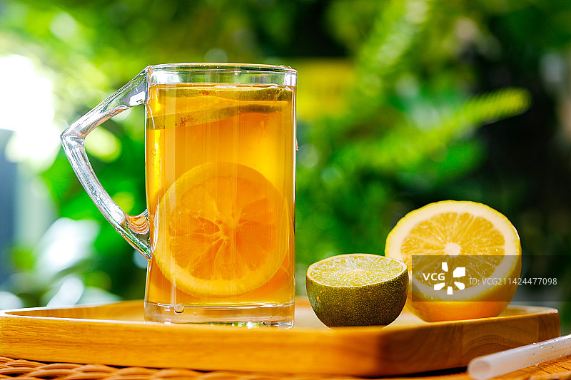 桌子上的柠檬饮料和橘子特写镜头图片素材