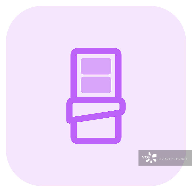 包装纸里的美味黑巧克力图片素材