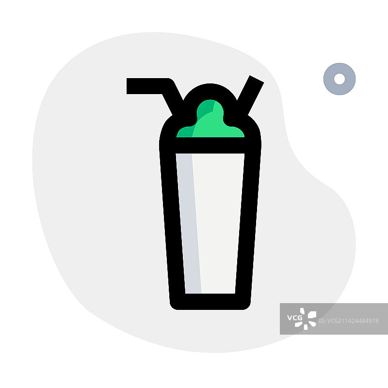 玻璃杯中盛放的冰爽奶昔图片素材