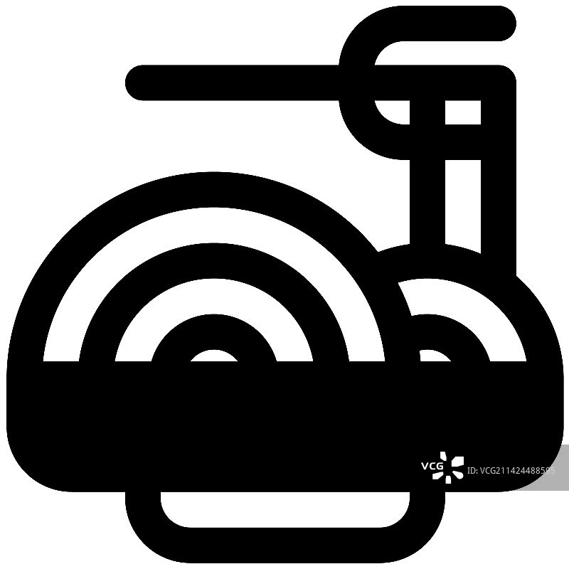 在制面机中准备未经烹饪的意面图片素材