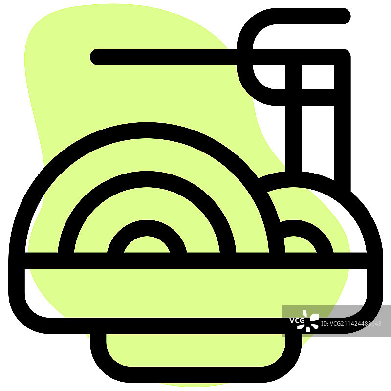 在制面机中准备未经烹饪的意面图片素材