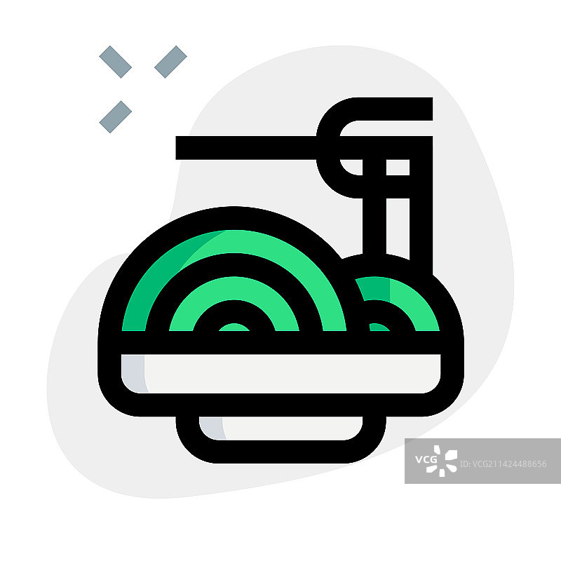 在制面机中准备未经烹饪的意面图片素材