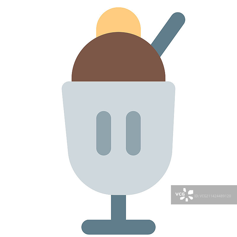 玻璃杯装冷冻圣代与勺子图片素材