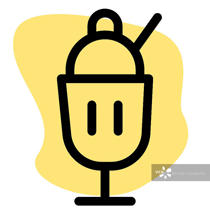 玻璃杯装冷冻圣代与勺子图片素材