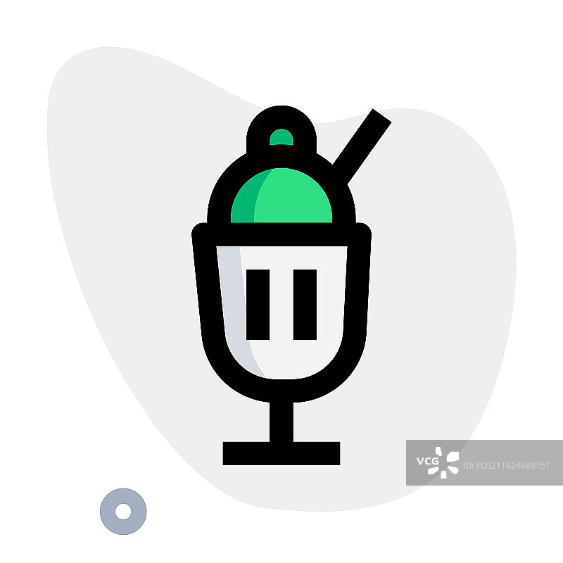 玻璃杯装冷冻圣代与勺子图片素材