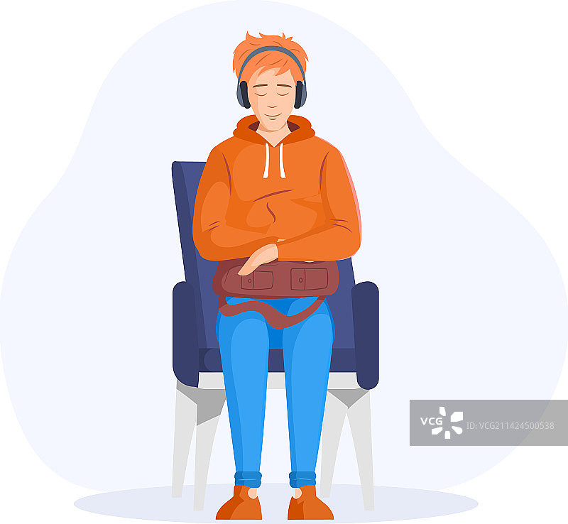 青少年男孩坐在椅子上听音乐图片素材