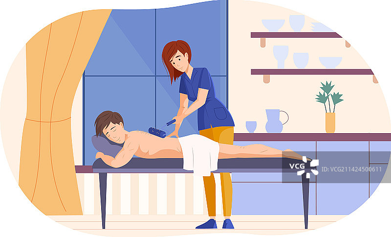 放松的男人享受背部按摩图片素材