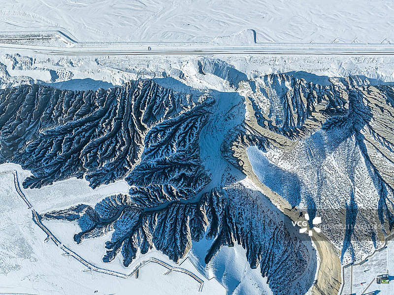 航拍雪地里的岩石纹理-独库公路独山子大峡谷图片素材