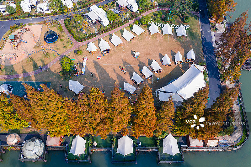 秋天草坪露营图片素材