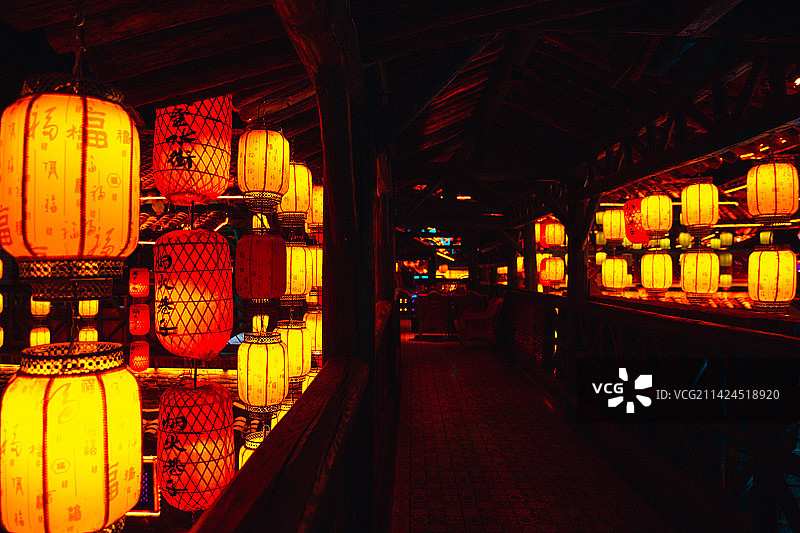 西安周至水街烟火巷子夜景图片素材